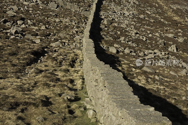 Mourne Wall, Mourne Mountains, County Down, Northern Ireland。